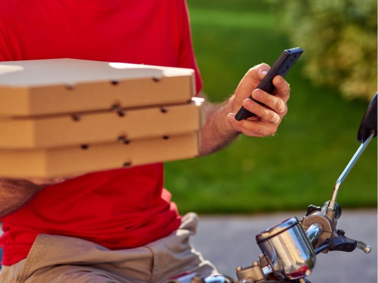 Homem aprendendo como vender na 99Food
