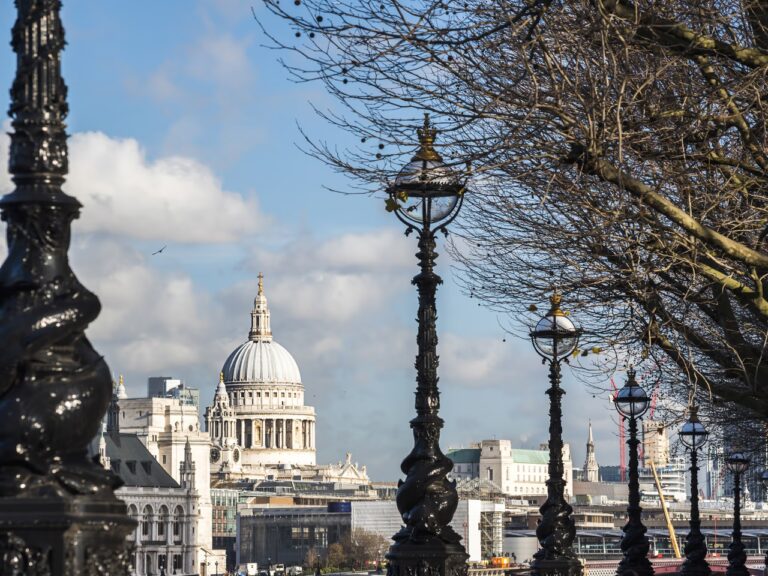 As principais curiosidades sobre Londres incluem a torre do Big Ben, que se chama Elizabeth Tower, e o status da City of London