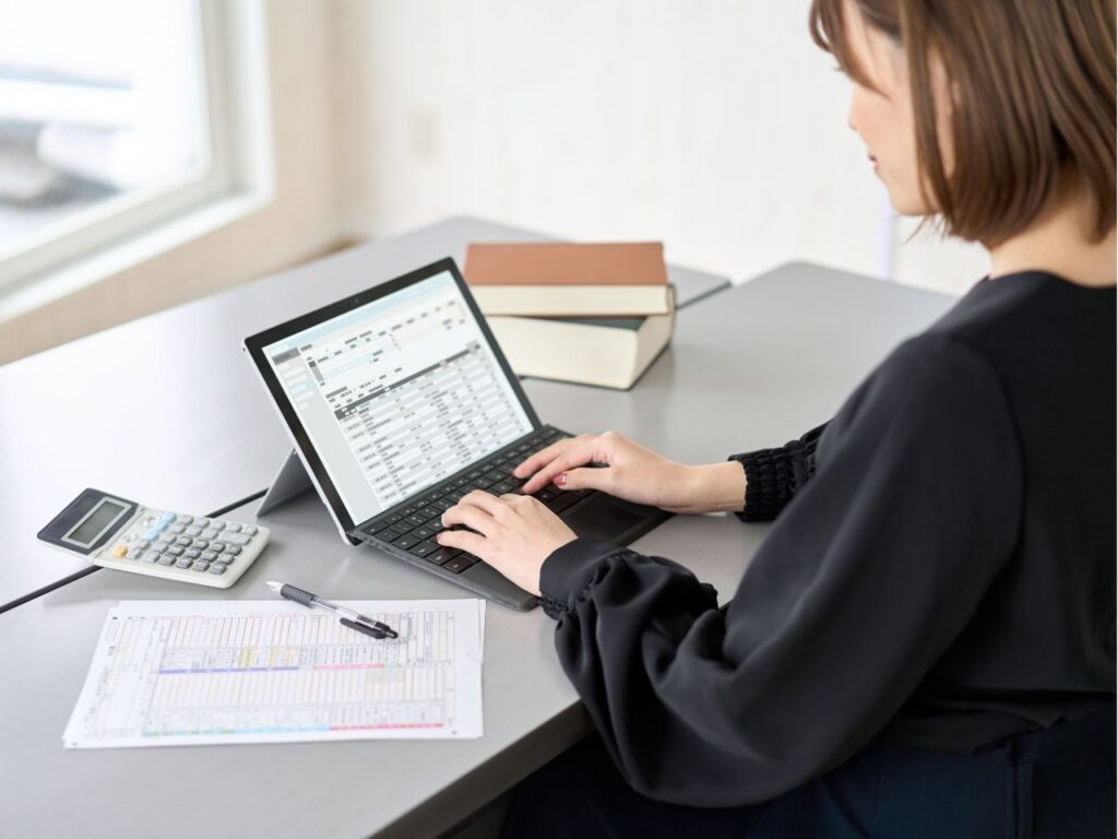 Mulher simulando amortização do financiamento da Caixa