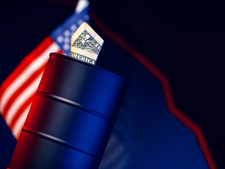 O preço do petróleo Brent fechou recentemente cotado a US$ 61,82, enquanto o WTI atingiu US$ 58,35.