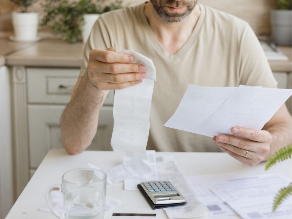 Homem verificando parcelas de amortização da Caixa