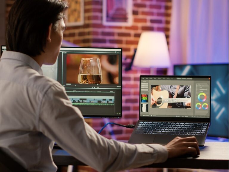 Homem editando vídeo com Synthesia IA