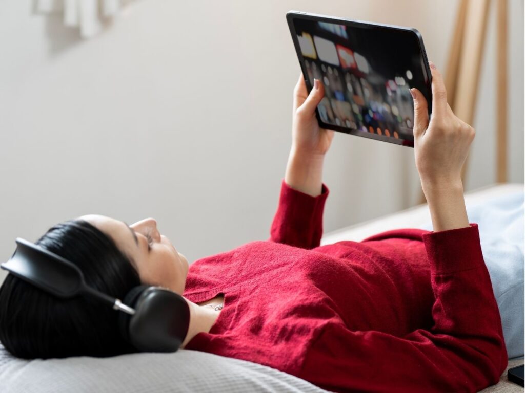 Mulher assistindo séries asiáticas no app de drama curto