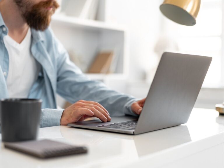 Homem se cadastrando na Amazon Mechanical Turk