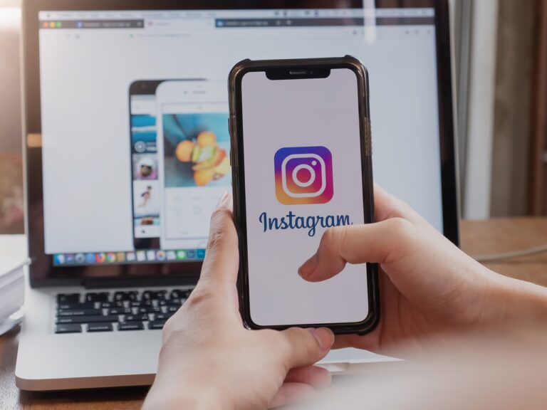 Pessoa que sabe como baixar vídeo do Instagram pelo smartphone e pelo notebook