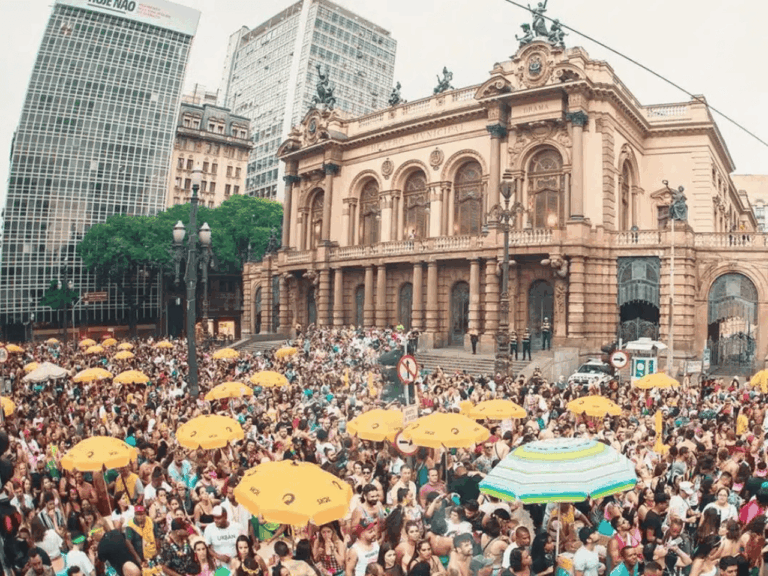 Os blocos de rua em São Paulo 2026 abrangem desfiles como Tarado Ni Você e Agrada Gregos entre 13 e 17 de fevereiro pela capital