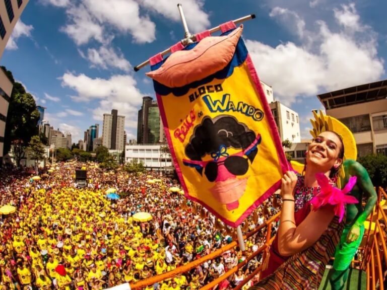 Carnaval de Belo Horizonte 2026 terá mais de 600 blocos e shows gratuitos; confira o calendário oficial, percursos, transporte e dicas de segurança.