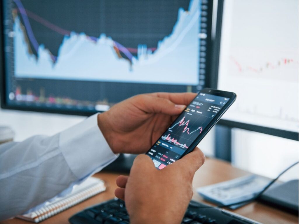 Investidor vendo resultados do IPO PicPay
