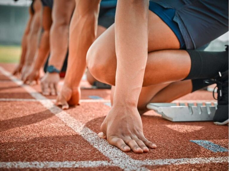 Atletas se preparando para correr
