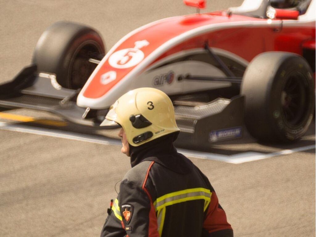 Piloto com carro dos patrocinadores da Red Bull