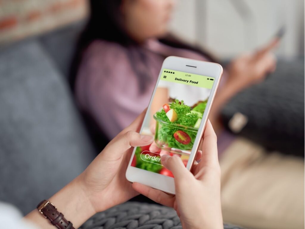 Mulher vendo campanha no iFood anúncios