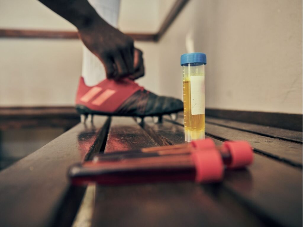 Homem preparando exames de doping no esporte