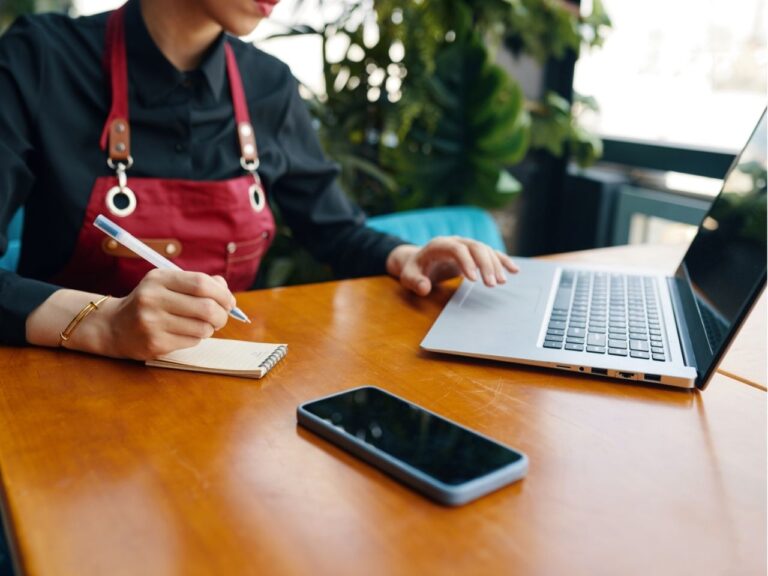 Dona de restaurante pesquisando sobre o iFood anúncios