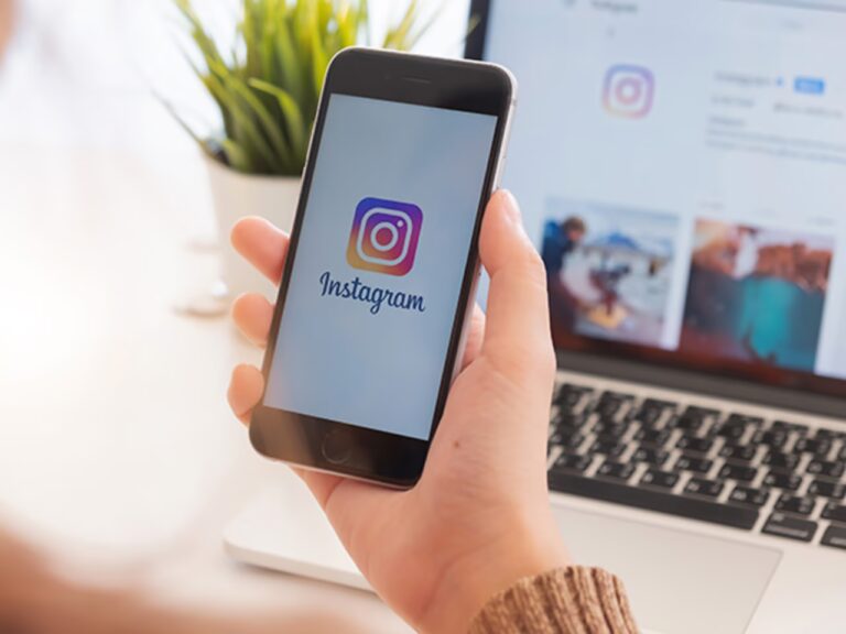 Pessoa utilizando o Instagram Web no notebook.