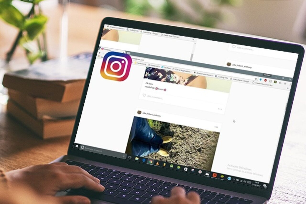 Pessoa utilizando o Instagram Web no notebook.