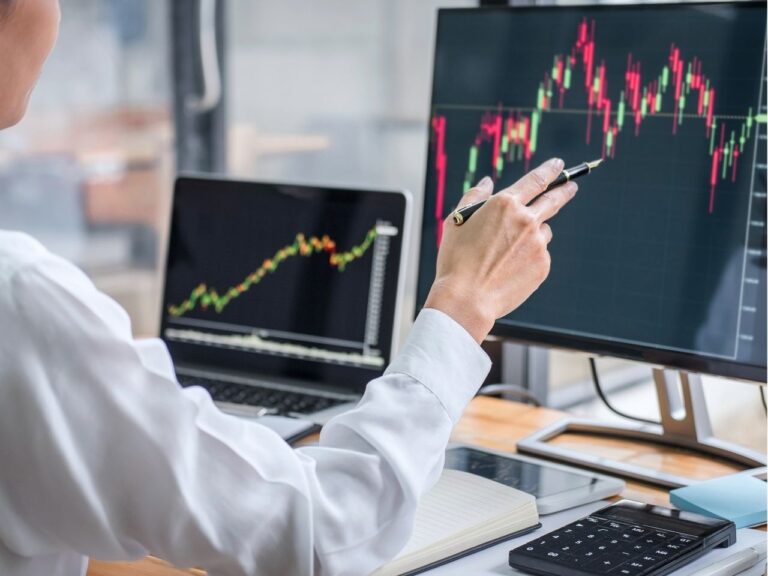 Homem apontando para resultados do IPO PicPay