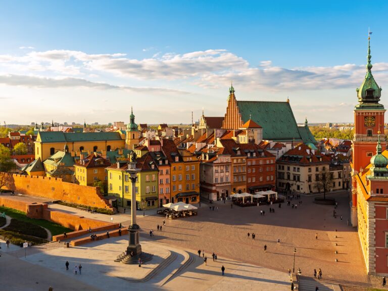 O leste europeu abrange países como Polônia e Hungria, marcados por herança soviética e cidades históricas como Praga e Budapeste