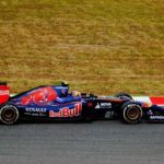 Carro com logo dos patrocinadores da Red Bull