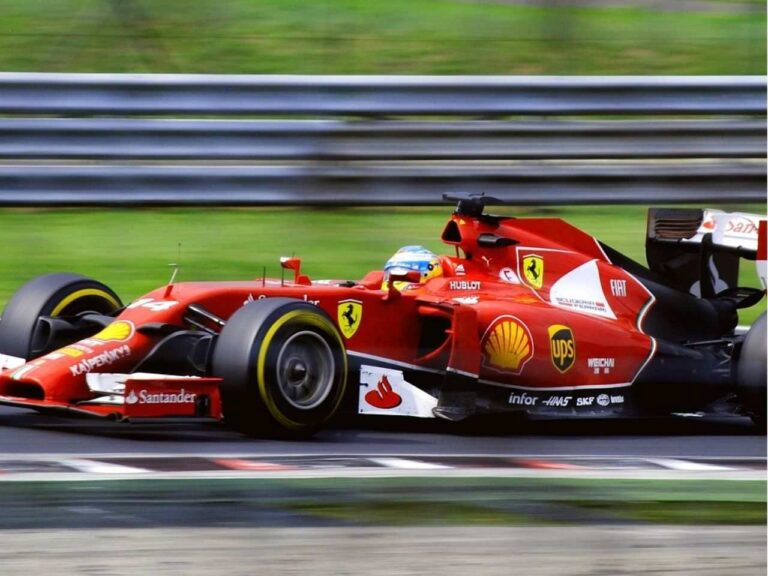 Carro com logos dos patrocinadores Ferrari F1