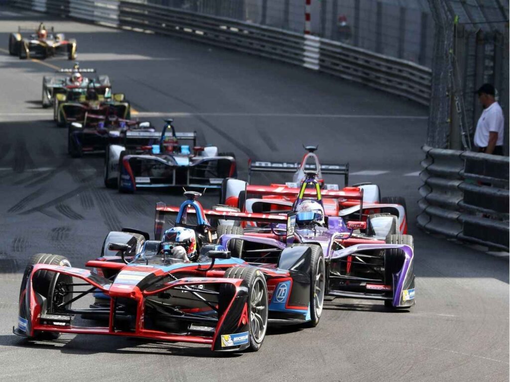Carros de corrida de F1 na pista