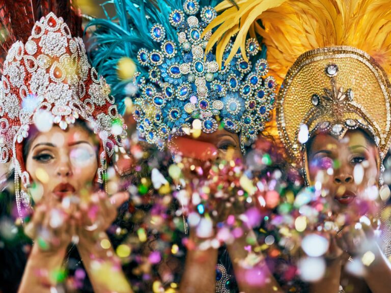 A programação de carnaval 2026 detalha desfiles em São Paulo e Rio de Janeiro, com blocos em Salvador e Olinda entre 13 e 17 de fevereiro.