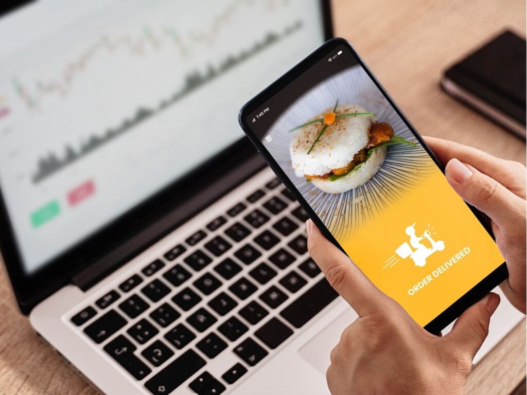 Homem vendo resultados do iFood anúncios