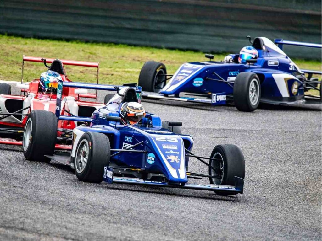Carros com logo da Mercedes competindo