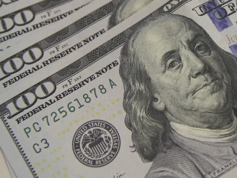 Dólar hoje (12/03/2026): Petróleo acima de US$100 com guerra no Oriente Médio