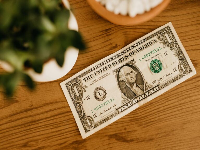 Dólar hoje cai diante de alívio na guerra do Oriente Médio e queda do petróleo, enquanto Brasil monitora inflação e medidas econômicas.