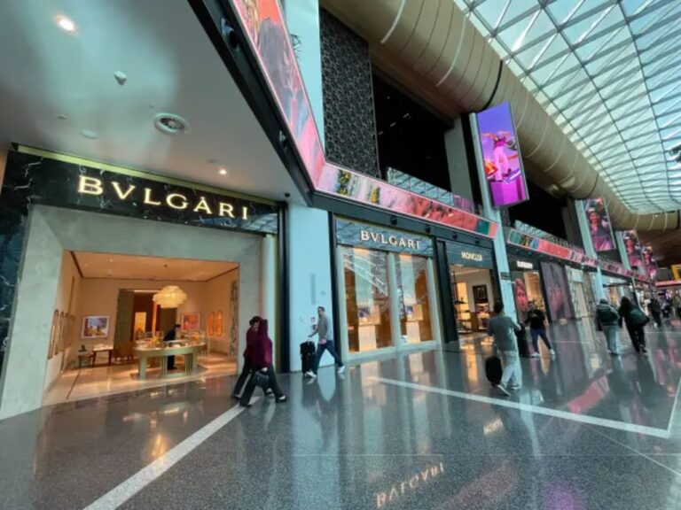 O aeroporto do Catar, oficialmente chamado de Aeroporto Internacional Hamad (Hamad International Airport – HIA), é considerado um dos terminais aéreos mais modernos e luxuosos do planeta