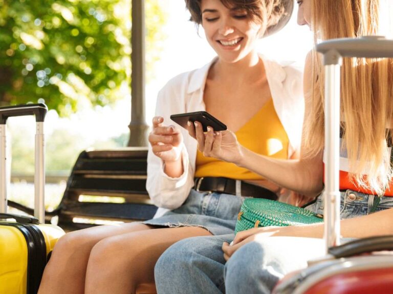 Estudantes usando aplicativo para intercâmbio