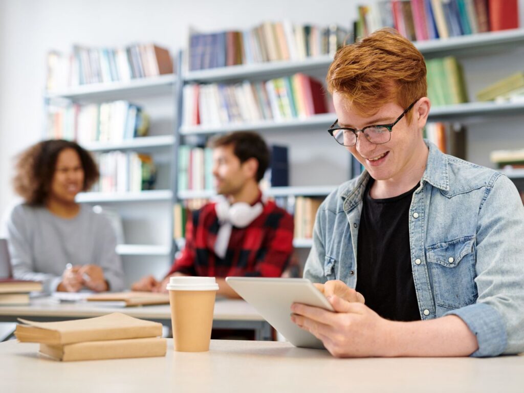 Jovem aprendendo pelo aplicatio para intercâmbio