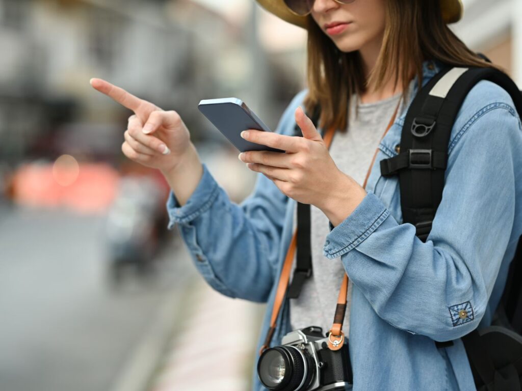 Mulher usando GPS no aplicativo para intercâmbio