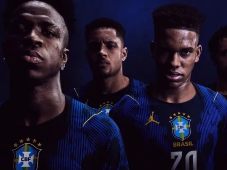 A camisa da seleção brasileira aperece em na cor azul
