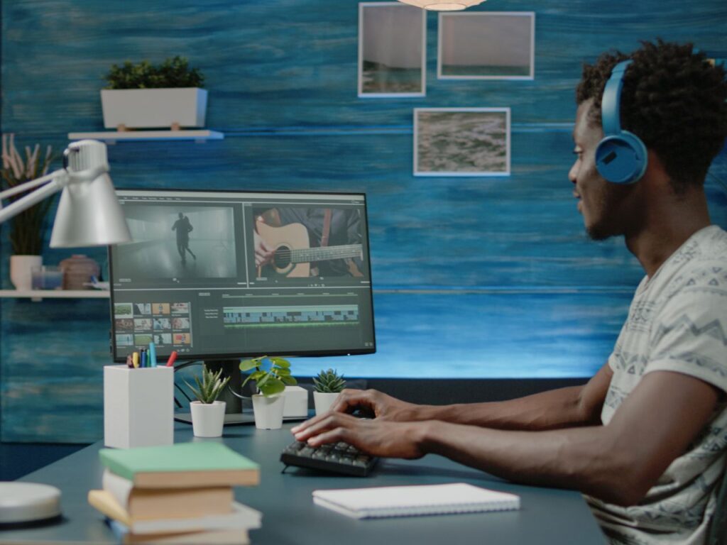 Homem criando vídeo no pc