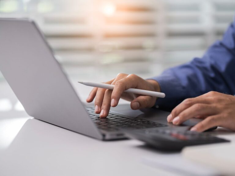 Homem elaborando Declaração de Capitais Brasileiros no Exterior
