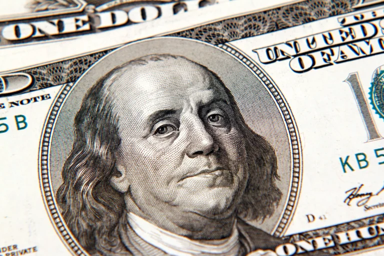 Dólar hoje oscila com decisões de juros no Brasil e EUA, enquanto guerra no Oriente Médio e petróleo volátil influenciam inflação e mercados globais.
