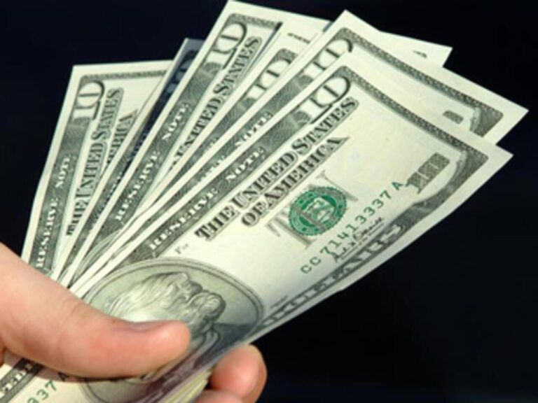 Dólar hoje reage ao cenário global, com expectativa de cessar-fogo no Irã e queda do petróleo. Mercados sobem e investidores monitoram inflação e juros.