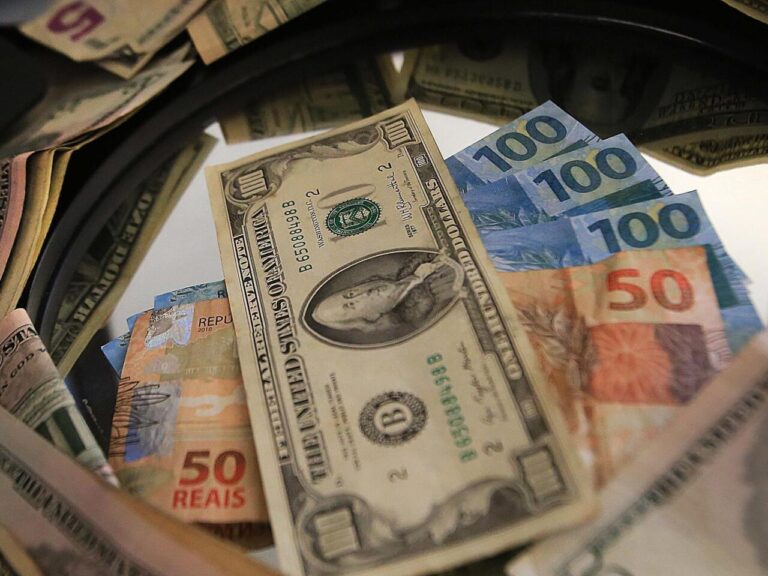 Dólar hoje sobe com petróleo a US$108 e guerra no Oriente Médio. Mercados reagem a risco global, dados fiscais e expectativas de juros no Brasil e exterior.