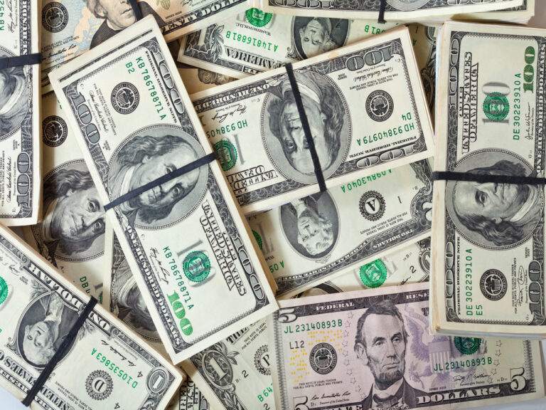 Dólar hoje oscila com sinais mistos da guerra no Oriente Médio e alta do petróleo. Mercados reagem a dados, inflação e cenário político no Brasil.