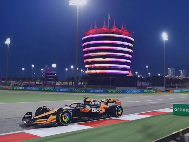 Carro da McLaren no circuito de Sakhir, no Bahrein, uma das corridas que podem ser afetadas pela possível Fórmula 1 cancelada no Oriente Médio em 2026.