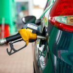 Preço da gasolina vai subir no Brasil com a disparada do petróleo?