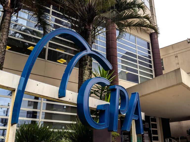 O GPA, dono da rede Pão de Açúcar e negociado na Bolsa pelo ticker PCAR3, anunciou um acordo para apresentar um plano de recuperação extrajudicial GPA envolvendo cerca de R$ 4,5 bilhões em dívidas sem garantia.