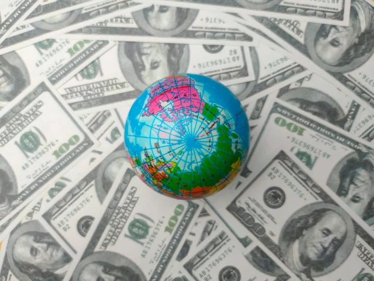 Maior salário mínimo do mundo: veja ranking atualizado de 2026, diferenças entre valores nominais e PPC e quais países lideram o topo.