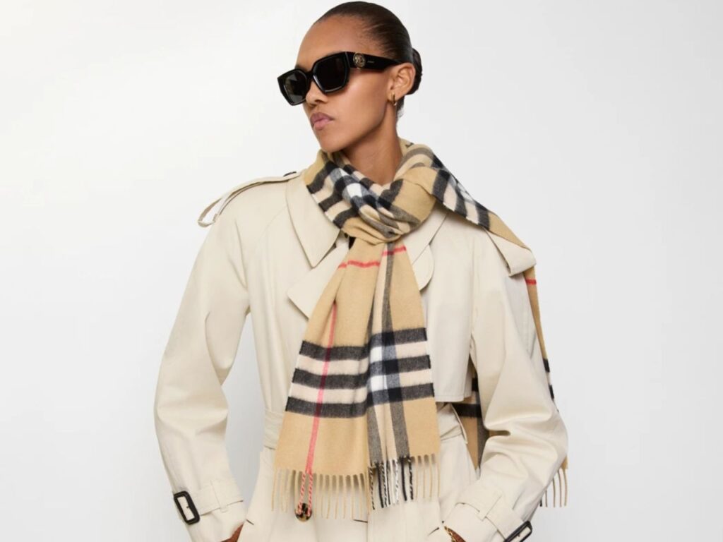 Mulher com look da Burberry