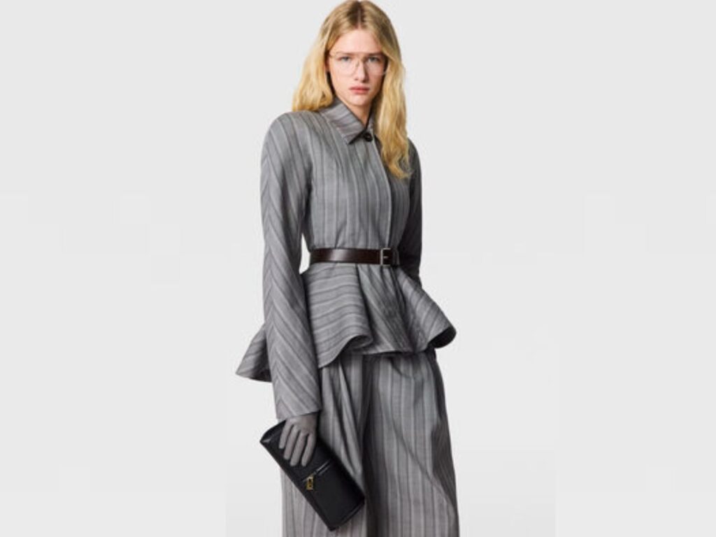 Modelo com conjunto clássico da Stella McCartney