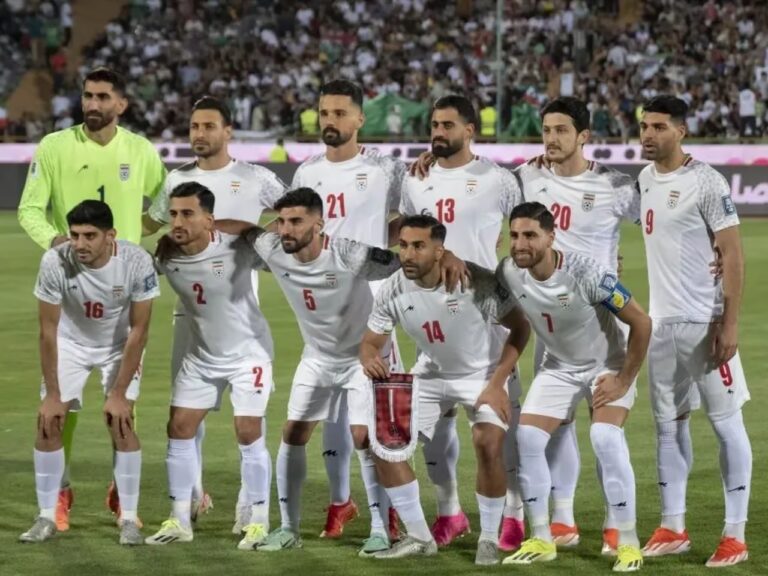 Quem vai jogar a Copa 2026 virou uma dúvida que já não depende só do futebol. A tensão entre Irã e Estados Unidos colocou a seleção iraniana no centro de um debate que mistura política, segurança e regulamento da FIFA.