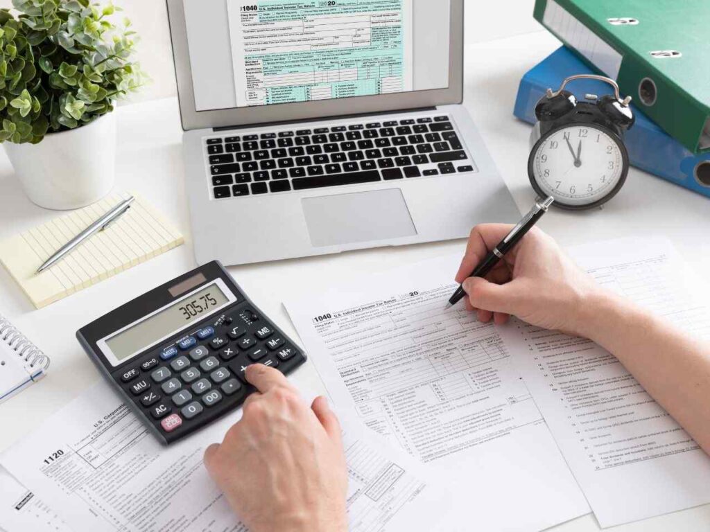 Homem calculando a Declaração de Capitais Brasileiros no Exterior