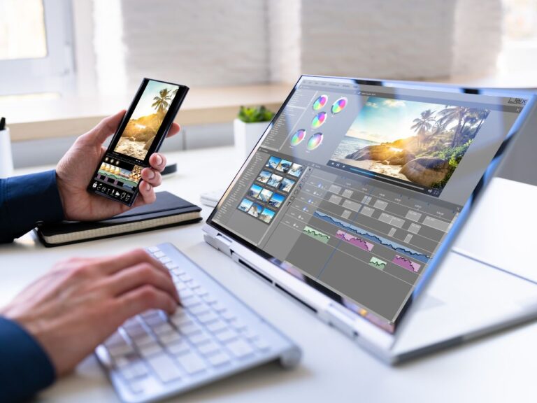 Homem editando o vídeo pelo Runway ML