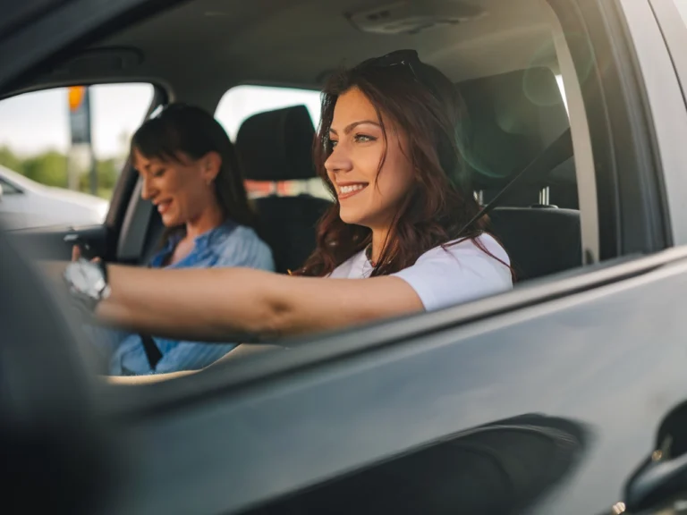 A modalidade uber mulher permite que usuárias solicitem viagens com motoristas mulheres.